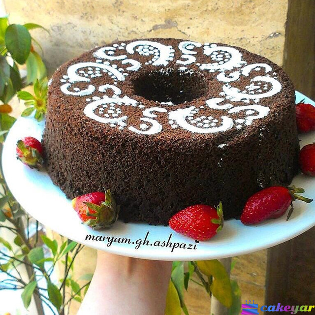 طرز تهیه کیک شکلاتی با تزیین پودر قند